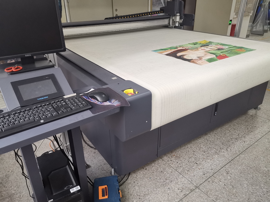 Printing cloth cutting machine